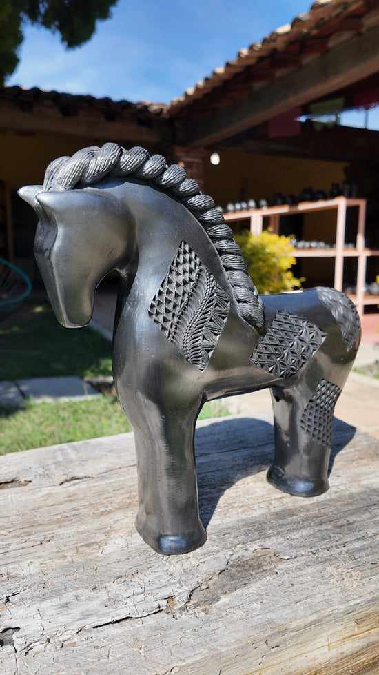 Caballo con trenzas G de barro negro