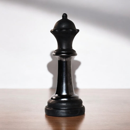 Reyna de ajedrez G de barro negro