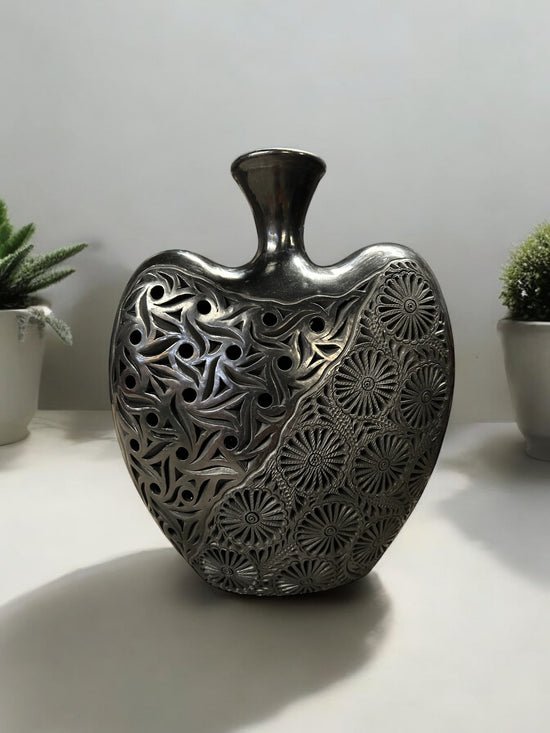 Florero corazón G de barro negro