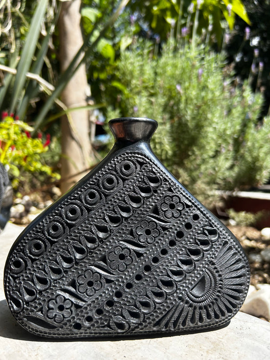 Ánfora triangular barro negro