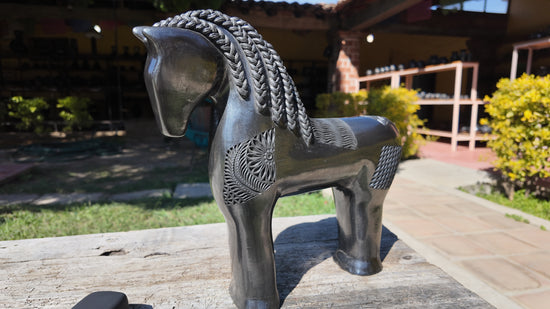 Caballo con trenzas G de barro negro