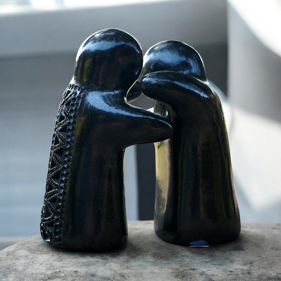 Pareja de monitos abrazados