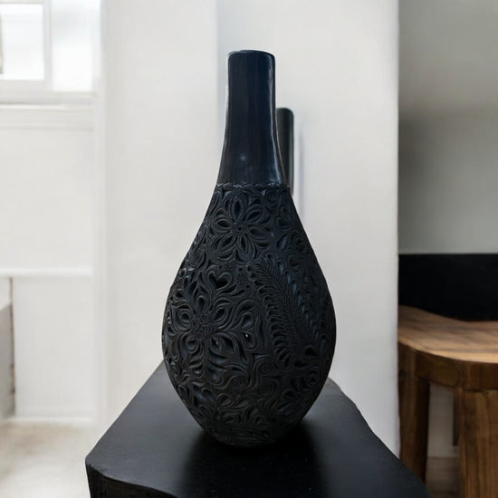 Florero botellón barro negro