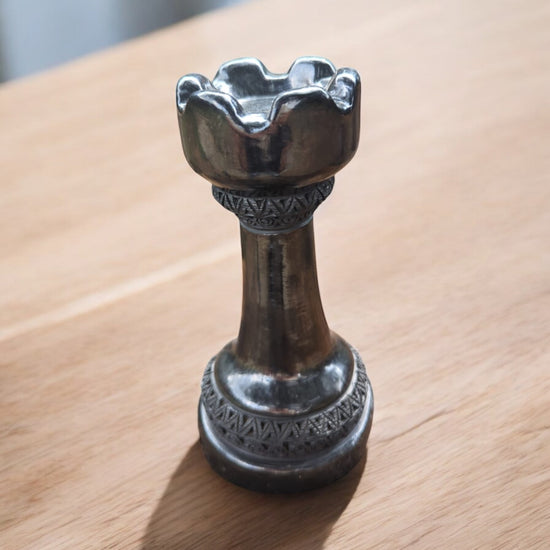 Torre de ajedrez G de barro negro