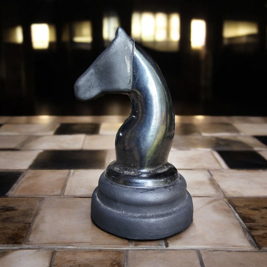 Caballo de ajedrez de barro negro