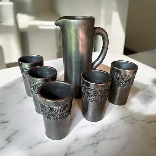 Set de jarra y vasos de barro negro utilitario