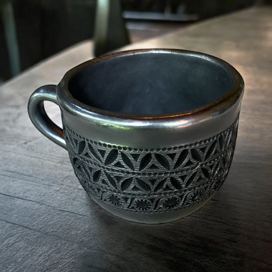 Taza calada utilitaria de barro negro