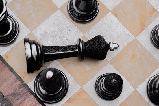 Rey de Ajedrez de barro negro